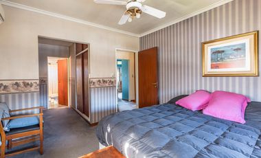 Casa en venta - 3 Dormitorios 2 Baños - Cochera - 280Mts2 - Ituzaingó