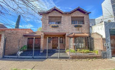 Casa en venta - 3 Dormitorios 2 Baños - Cochera - 280Mts2 - Ituzaingó