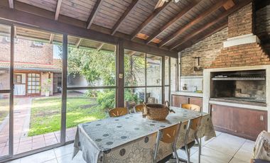 Casa en venta - 3 Dormitorios 2 Baños - Cochera - 280Mts2 - Ituzaingó