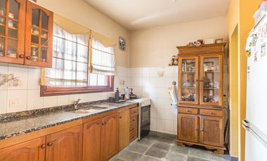 Casa en venta - 3 Dormitorios 2 Baños - Cochera - 280Mts2 - Ituzaingó