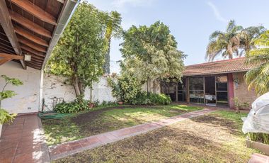 Casa en venta - 3 Dormitorios 2 Baños - Cochera - 280Mts2 - Ituzaingó
