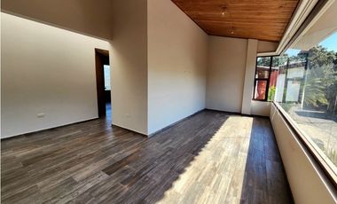 CASA EN RENTA, EN  AVNDARO.