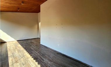 CASA EN RENTA, EN  AVNDARO.