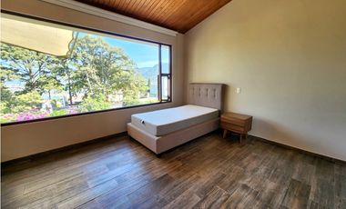CASA EN RENTA, EN  AVNDARO.