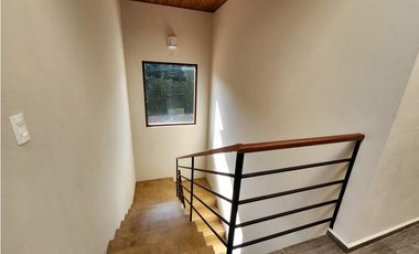 CASA EN RENTA, EN  AVNDARO.