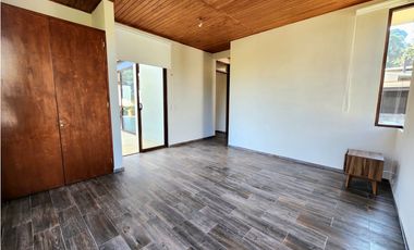CASA EN RENTA, EN  AVNDARO.