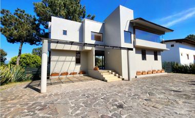 CASA EN RENTA, EN  AVNDARO.