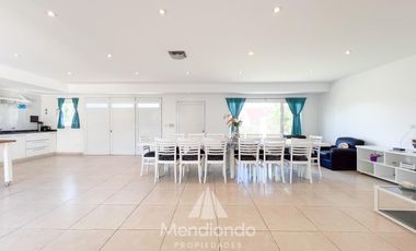 Casa IMPECABLE en San Patricio 2 dormitorios en suite - Cochera quincho y Parque