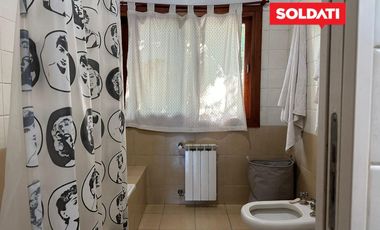 Casa en venta y alquiler, con 4 cuartos  y escritorio. Dependencia. Pileta. Apta crédito.