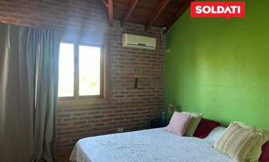 Casa en venta y alquiler, con 4 cuartos  y escritorio. Dependencia. Pileta. Apta crédito.
