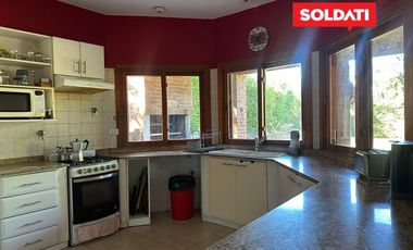 Casa en venta y alquiler, con 4 cuartos  y escritorio. Dependencia. Pileta. Apta crédito.