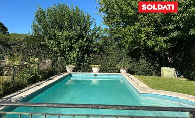 Casa en venta y alquiler, con 4 cuartos  y escritorio. Dependencia. Pileta. Apta crédito.