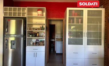 Casa en venta y alquiler, con 4 cuartos  y escritorio. Dependencia. Pileta. Apta crédito.