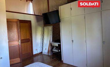 Casa en venta y alquiler, con 4 cuartos  y escritorio. Dependencia. Pileta. Apta crédito.