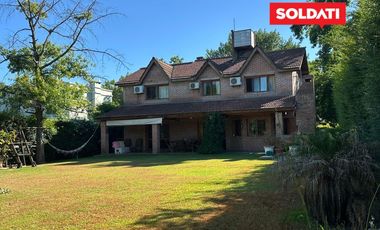 Casa en venta y alquiler, con 4 cuartos  y escritorio. Dependencia. Pileta. Apta crédito.