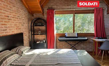 Casa en venta y alquiler, con 4 cuartos  y escritorio. Dependencia. Pileta. Apta crédito.