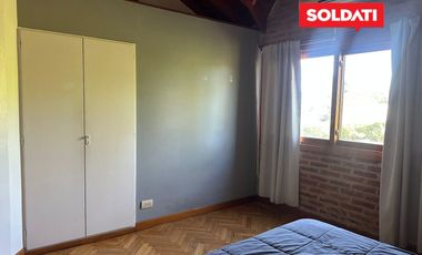 Casa en venta y alquiler, con 4 cuartos  y escritorio. Dependencia. Pileta. Apta crédito.