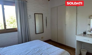Casa en venta y alquiler, con 4 cuartos  y escritorio. Dependencia. Pileta. Apta crédito.