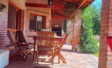 Casa en venta y alquiler, con 4 cuartos  y escritorio. Dependencia. Pileta. Apta crédito.