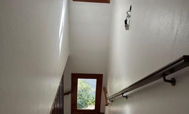 Casa en venta y alquiler, con 4 cuartos  y escritorio. Dependencia. Pileta. Apta crédito.