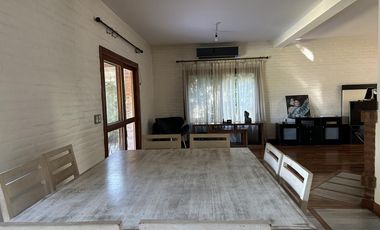 Casa en venta y alquiler, con 4 cuartos  y escritorio. Dependencia. Pileta. Apta crédito.