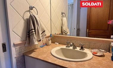 Casa en venta y alquiler, con 4 cuartos  y escritorio. Dependencia. Pileta. Apta crédito.