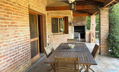 Casa en venta y alquiler, con 4 cuartos  y escritorio. Dependencia. Pileta. Apta crédito.