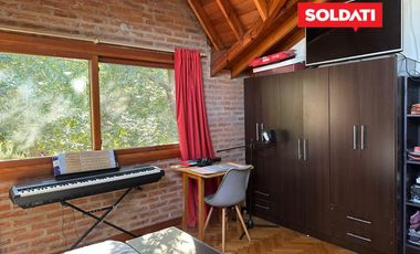 Casa en venta y alquiler, con 4 cuartos  y escritorio. Dependencia. Pileta. Apta crédito.