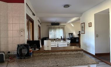 Casa en venta y alquiler, con 4 cuartos  y escritorio. Dependencia. Pileta. Apta crédito.