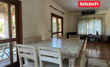 Casa en venta y alquiler, con 4 cuartos  y escritorio. Dependencia. Pileta. Apta crédito.