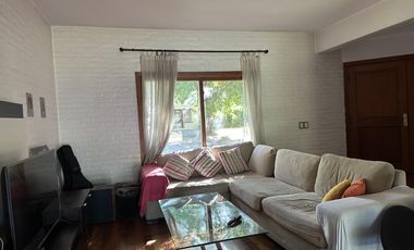 Casa en venta y alquiler, con 4 cuartos  y escritorio. Dependencia. Pileta. Apta crédito.