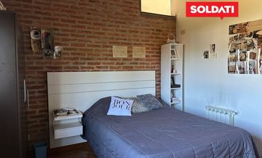 Casa en venta y alquiler, con 4 cuartos  y escritorio. Dependencia. Pileta. Apta crédito.
