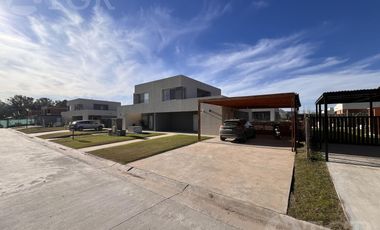 Casa  en Venta- Casas de Santa Guadalupe - Pilar del Este-Jardin-Parrilla-3 ambientes.