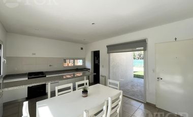 Casa  en Venta- Casas de Santa Guadalupe - Pilar del Este-Jardin-Parrilla-3 ambientes.