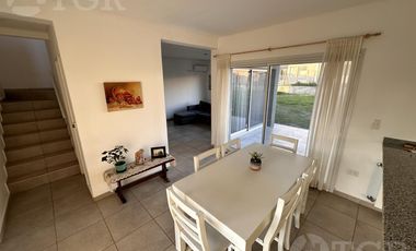 Casa  en Venta- Casas de Santa Guadalupe - Pilar del Este-Jardin-Parrilla-3 ambientes.