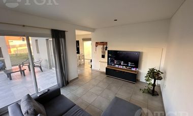 Casa  en Venta- Casas de Santa Guadalupe - Pilar del Este-Jardin-Parrilla-3 ambientes.