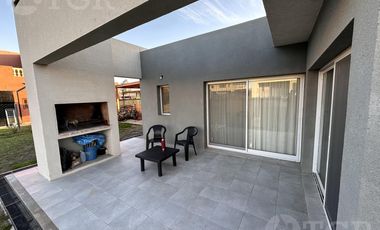 Casa  en Venta- Casas de Santa Guadalupe - Pilar del Este-Jardin-Parrilla-3 ambientes.