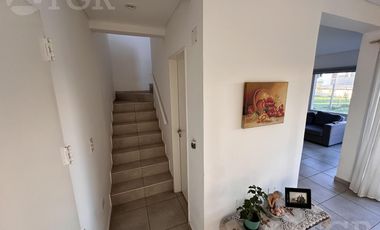 Casa  en Venta- Casas de Santa Guadalupe - Pilar del Este-Jardin-Parrilla-3 ambientes.
