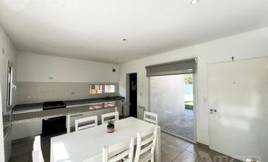 Casa  en Venta- Casas de Santa Guadalupe - Pilar del Este-Jardin-Parrilla-3 ambientes.