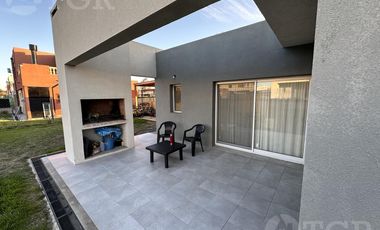 Casa  en Venta- Casas de Santa Guadalupe - Pilar del Este-Jardin-Parrilla-3 ambientes.