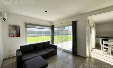 Casa  en Venta- Casas de Santa Guadalupe - Pilar del Este-Jardin-Parrilla-3 ambientes.