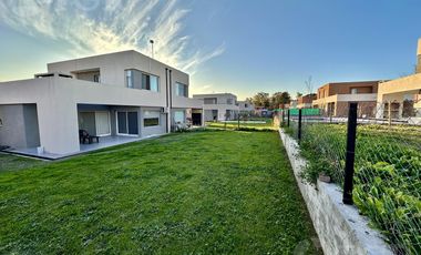Casa  en Venta- Casas de Santa Guadalupe - Pilar del Este-Jardin-Parrilla-3 ambientes.