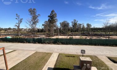 Casa  en Venta- Casas de Santa Guadalupe - Pilar del Este-Jardin-Parrilla-3 ambientes.