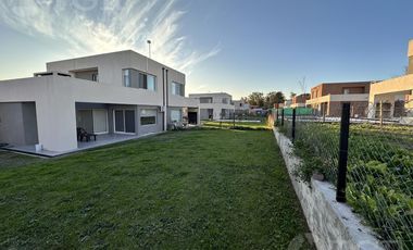 Casa  en Venta- Casas de Santa Guadalupe - Pilar del Este-Jardin-Parrilla-3 ambientes.