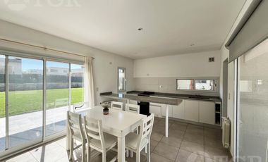 Casa  en Venta- Casas de Santa Guadalupe - Pilar del Este-Jardin-Parrilla-3 ambientes.