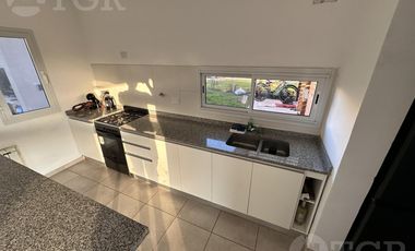 Casa  en Venta- Casas de Santa Guadalupe - Pilar del Este-Jardin-Parrilla-3 ambientes.