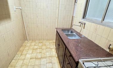 Departamento en  alquiler de 2 ambientes. Zona Centro. Contrafrente. Lavadero