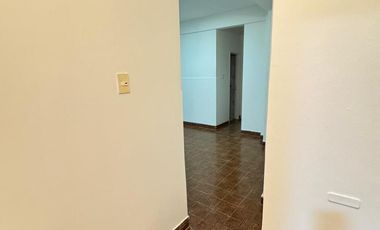 Departamento en  alquiler de 2 ambientes. Zona Centro. Contrafrente. Lavadero