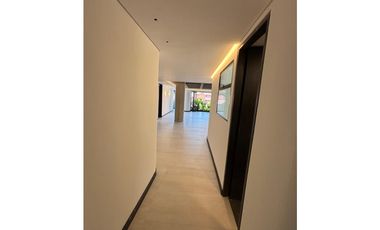 VENTA MODERNO APARTAMENTO ARQUITECTURA INDUSTRIAL LAURELES UBICACIÓN