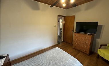 VENTA CASA 5 AMBIENTES CON COCHERA. PJE MALAGA 5600